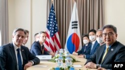 토니 블링컨(왼쪽) 미 국무장관과 박진(오른쪽) 한국 외교장관이 동남아시아국가연합(ASEAN·아세안) 외교장관회의 개최지인 캄보디아 프놈펜에서 5일 회담하고 있다.