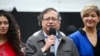 El presidente electo, Gustavo Petro, habla después de emitir su voto como candidato, en un colegio electoral, junto a su esposa Verónica Alcocer y su hija durante la segunda vuelta de las elecciones presidenciales en Bogotá, Colombia, el 19 de junio de 2022.
