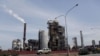 Un automóvil pasa frente a la refinería El Palito de PDVSA en Puerto Cabello, en el estado de Carabobo, el 2 de marzo de 2016.