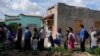 Migrantes venezolanos hacen fila para abordar un autobús a Nueva York en el Centro de los Trabajadores Agrícolas Fronterizos en El Paso, Texas, EEUU, el 2 de septiembre de 2022.