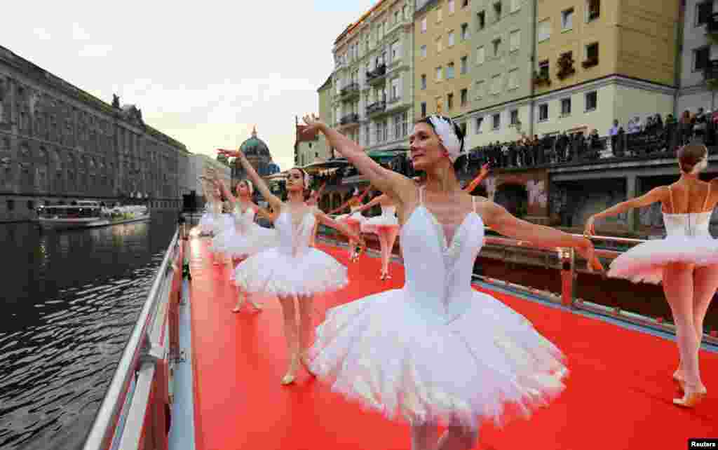 ក្រុម​របាំ​ប៉ាឡេ​ State Ballet Berlin (Staatsballett Berlin) សម្តែង​​ក្នុង​កម្មវិធី​ &laquo;From Berlin with Love&raquo; នៅ​លើ​នាវា​មួយ​ ដែល​ដឹក​អ្នកដំណើរ​មើល​កន្លែង​ទេសចរណ៍​នានា តាម​ដង​ទន្លេ Spree River ក្នុង​ក្រុង​ប៊ែរឡាំង ប្រទេស​អាល្លឺម៉ង់ កាល​ពី​ថ្ងៃ​ទី១២ ខែ​កញ្ញា ឆ្នាំ​២០២២។