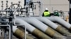 Seorang petugas memeriksa jaringan pipa gas Nord Stream 1 yang mengalirkan gas Rusia ke Lubmin, Jerman (foto: dok). 