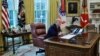 Президент Трамп під час інтерв’ю в Овальному кабінеті Білого дому 29 квітня 2020 р.