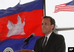 លោក​ វីលៀម​ ថូដ​ William Todd​ ឯកអគរដ្ឋទូត​របស់​សហរដ្ឋអាមេរិក​ថ្លែង​សុន្ទរកថា​នៅ​ក្នុង​អំឡុង​ពិធីធ្វើ​មាតុភូមិនិវត្តន៍​អដ្ឋិធាតុដែល​អាច​ជា​របស់​ទាហានកាល​ពី​សម័យ​សង្គ្រាម នៅ​ឯ​អាកាសយានដ្ឋាន​អន្តរជាតិ​ភ្នំពេញ កាល​ពី​ថ្ងៃ​ទី​២ ខែ​មេសា ឆ្នាំ​២០១៤។ (AP Photo/Heng Sinith)