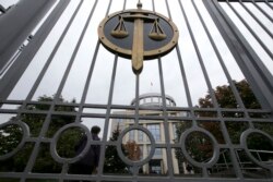 Sebuah gedung pengadilan kota terlihat melalui gerbangnya di Moskow, 24 September 2014. (Foto: REUTERS/Maxim Zmeyev)
