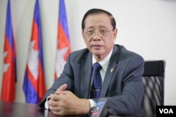 រូបឯកសារ៖ លោក​ សុខ ឥសាន​ អ្នក​នាំ​ពាក្យគណបក្សប្រជាជនកម្ពុជា​ ផ្តល់​បទ​សម្ភាសន៍​ជាមួយ​ VOA​ នៅ​ឯទីស្នាក់ការគណបក្ស ​ក្នុង​រាជធានី​ភ្នំពេញ​ កាល​ពី​ថ្ងៃ​ទី​១២​ ខែ​តុលា​ ឆ្នាំ​២០១៦​។ ​(ហ៊ាន​ សុជាតា​/VOA)