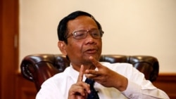 Menteri Koordinator Bidang Politik, Hukum, dan Keamanan Mahfud MD memberi isyarat saat berbicara saat wawancara di kantornya di Jakarta, pada 26 Desember 2019. (Foto: Reuters/Ajeng Dinar Ulfiana)