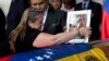 Luz Alban, la sœur du militant de l'opposition Fernando Alban, place un portrait encadré de son frère sur le cercueil à l'Assemblée nationale à Caracas, Venezuela, le 9 octobre 2018.