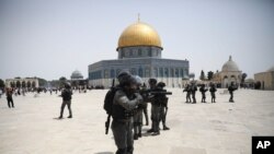 Izraelska policija kada je stupio na snagu prekid vatre ispred džamije Al Aksa u Jerusalimu as a cease-fire took effect between Hamas and Israel after 11-day war. 