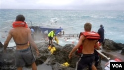 Tim SAR Australia berusaha mencari korban selamat dari kapal pencari suaka yang mengalami kecelakaan di Pulau Christmas (foto: dok). 