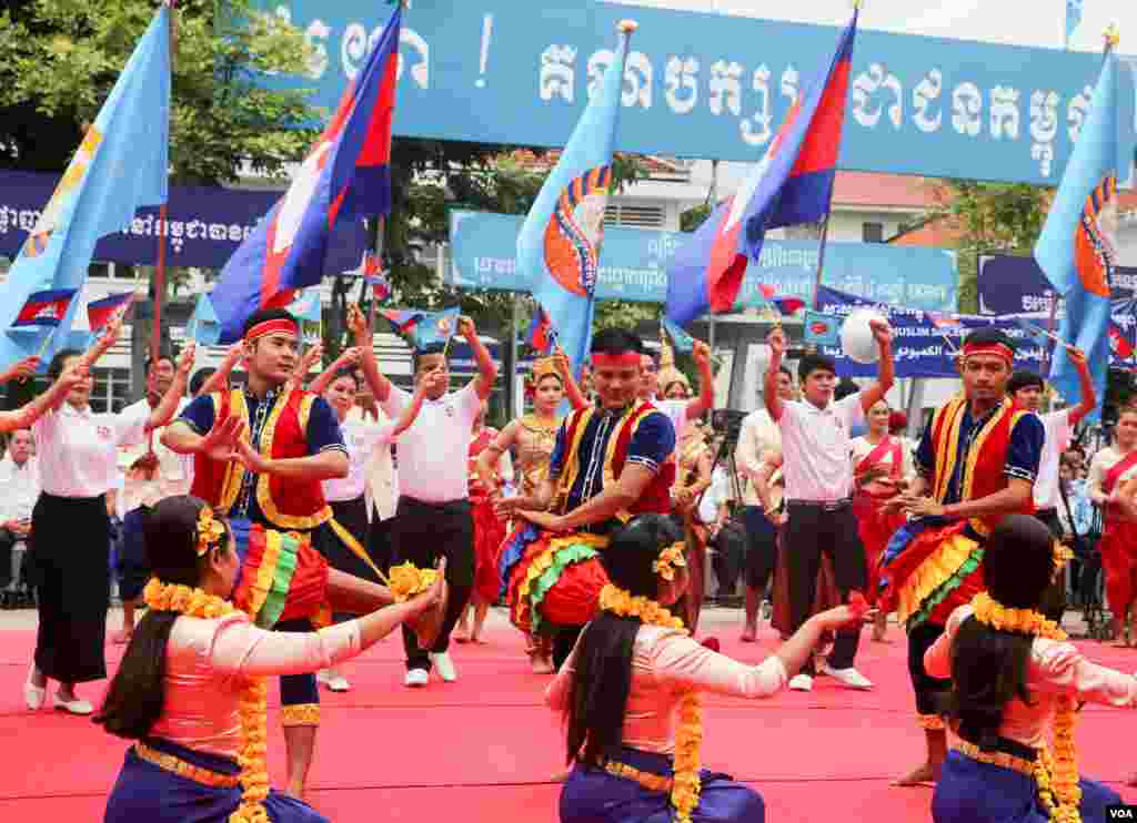 អ្នក​រាំ​សម្ដែង​នៅ​ក្នុងពិធី​រំលឹក​ខួប​លើកទី​៦៥​ឆ្នាំ​នៃ​ថ្ងៃបង្កើត​គណបក្ស​ប្រជាជន​កម្ពុជា​ នៅ​ទីស្នាក់​ការ​កណ្ដាល​គណបក្ស​ នៅ​រាជធានី​ភ្នំពេញ នៅ​ថ្ងៃ​ទី​២៨​ ខែ​មិថុនា​ឆ្នាំ​២០១៦​។ (ឡេង ឡែន​/VOA)&nbsp;