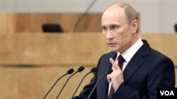 Perdana Menteri Rusia Vladimir Putin menyampaikan pidatonya kepada parlemen Rusia, Rabu (20/4).
