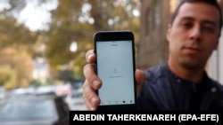 Tehran sakini telefonunda sosial media şəbəkələri ilə bağlantının olmadığını nümayiş etdirir, 17 noyabr, 2019.