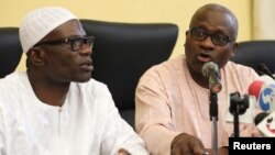 Petugas kesehatan Nigeria memberikan keterangan mengenai korban tewas akibat wabah ebola di Lagos (25/7).