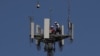 Radnici instaliraju 5G telekonunikacionu opremu na stubu T-Mobile u Seabrooku, Texas, 6. maj 2020.
