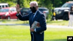 Predsjednik Sjedinjenih Država Joe Biden pred ulazak u predsjednički helikopter, 2. juni 2021. (Foto: AP)