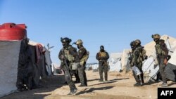Pripadnici snaga Kurdske narodne zaštitne jedinice u Siriji (YPG) izvode bezbjednosnu operaciju u kampu Al Hol, pod kurdskom kontrolom, 28. marta 2021. (AFP PHOTO/HO/YPG)