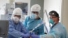 Dr. Dan Ponticiello, dhe Dr. Gabriel Gomez, duke vendosur në oksigjen një pacient me COVID-19 në pavionin e kujdesit intensiv në Spitalin Providence Mission, në Viejo, të Kalifornisë 