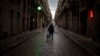 Jalan di pusat kota Barcelona, Spanyol tampak sepi selama penerapan lockdown nasional untuk mengatasi perebakan Covid-19 (foto: ilustrasi). 