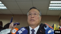 台湾防长严明3月6日立院谈大陆军费 (美国之音 申华拍摄)