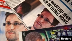 Media-media Hong Kong dan China memuat berita mengenai Edward Snowden di halaman depan (foto: dok). 