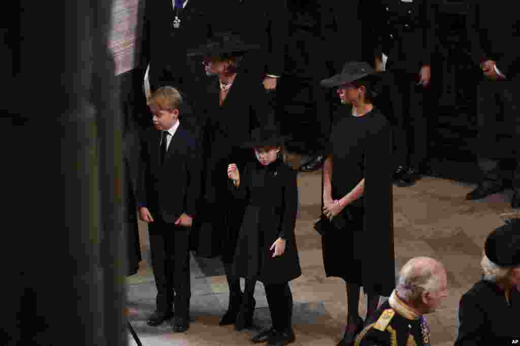ព្រះអង្គម្ចាស់&nbsp;Princess of Wales អ្នក​ម្នាង Kate (Catherine) របស់​ព្រះអង្គម្ចាស់&nbsp;William និង​ព្រះរាជ​បុត្រាបុត្រី​យាង​មក​ដល់​ព្រះវិហារ&nbsp;Westminster Abbey ដើម្បី​ចូល​រួម​​ព្រះរាជ​ពិធី​បុណ្យ​ព្រះសព​​ព្រះមហាក្សត្រិយានី ​Elizabeth ​ទី២ នៅ​ទី​ក្រុង​ឡុងដ៍ កាល​ពី​ថ្ងៃ​ទី​១៩ ខែ​កញ្ញា ឆ្នាំ​២០២២។ &nbsp;
