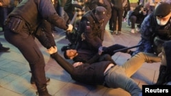 Policija hapsi učesnike protesta protiv mobilizacije u Moskvi.
