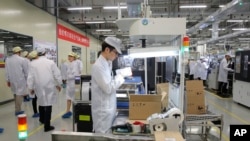 Linija za proizvodnju telefona prikazana je u fabrici Huawei u Dongguanu, Kina, 6. marta 2019.