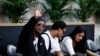 El exfutbolista Ronaldinho saluda desde las gradas del Centro Internacional Khalifa, en Doha, Qatar, el 16 de diciembre de 2022.