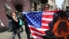 Prosvjednici protiv peruanskog predsjednika Martina Vizcarre, koji se suočava s opozivom, nose američku zastavu s slovom Q, pozivajući se na QAnon, u blizini Kongresa u Limi, Peru, 9. novembra 2020.