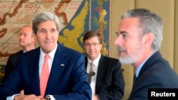 Menlu AS John Kerry (kiri) dan Menlu Brazil Antonio Patriota dalam pertemuan di Istana Itamaraty di Brasilia (13/8). 