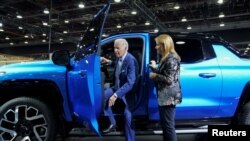 Presiden AS Joe Biden keluar dari truk pikap listrik Chevrolet Silverado EV saat berkunjung ke Detroit Auto Show untuk menyoroti manufaktur kendaraan listrik di Amerika, di Detroit, Michigan, AS, 14 September , 2022. (Foto: REUTERS/Kevin Lamarque)