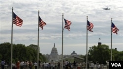 Discovery terbang melintasi daerah National Mall di Washington, DC.