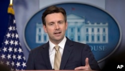 រូបថតឯកសារ៖ លោក Josh Earnest ​មន្ត្រី​អ្នក​នាំពាក្យ​នៅសេតវិមាន​ ថ្លែង​ក្នុង​ពេល​ធ្វើ​សន្និសីទ​កាសែត​ប្រចាំថ្ងៃ ក្នុង​រដ្ឋធានីវ៉ាស៊ីនតោន។