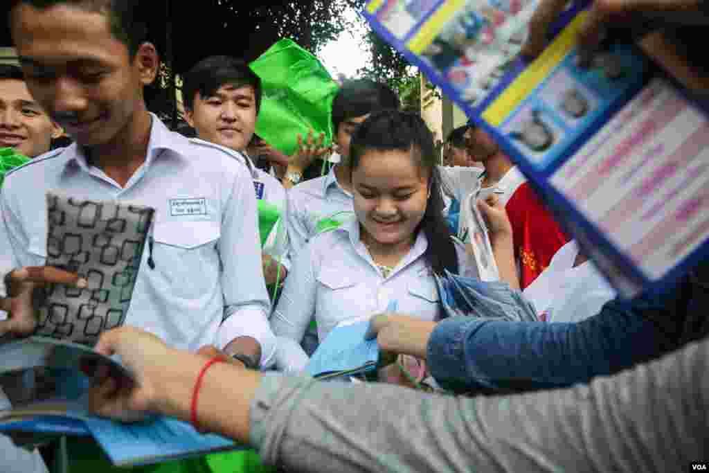 បេក្ខជន​ប្រឡង​បាក់ឌុប​ចេញពី​បន្ទប់​ប្រឡង​នៅ​ថ្ងៃ​បញ្ចប់​របស់​គេ​នៅ​វិទ្យាល័យ​ព្រះ​យុគន្ធ នៅ​ថ្ងៃ​អង្គារ ទី​២៣ ខែសីហា ឆ្នាំ​២០១៦ នៅ​រាជធានី​ភ្នំពេញ។ ​(ឡេង ឡែន/VOA)