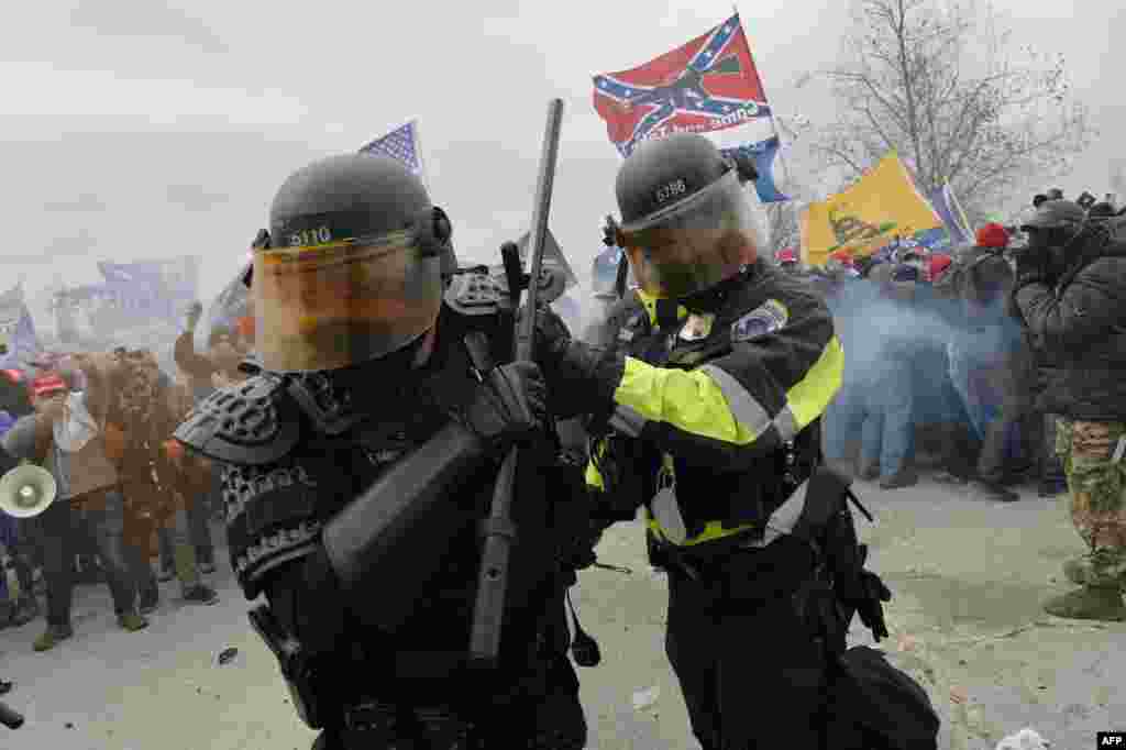 Les partisans de Trump se heurtent à la police et aux forces de sécurité alors qu&#39;ils tentent de prendre d&#39;assaut le Capitole américain à Washington DC, le 6 janvier 2021. (Photo par Joseph Prezioso / AFP)