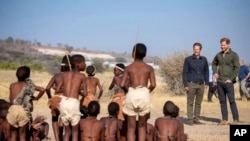 Le prince britannique Harry lors d’un événement de plantation d’arbres avec des écoliers dans la réserve d’arbres de Chobe, au Botswana le 26 septembre 2019.