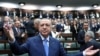 Türkiyə prezidenti Rəcəb Tayyib Ərdoğan partiya üzvlərini salamlayır.