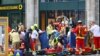 Servicios de emergencia asisten a heridos después que un coche atropellara a varias personas en el oeste de Berlín el 8 de junio de 2022.