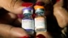 ARCHIVO - Una enfermera sostiene unos frascos de la vacuna contra COVID-19 de Pfizer, el martes 8 de febrero de 2022, en Jackson, Mississippi. (AP Foto/Rogelio V. Solis, Archivo)
