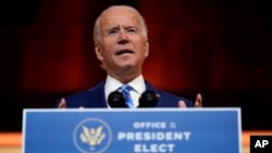 លោក​ Joe Biden ​ប្រធានាធិបតី​ជាប់ឆ្នោត​របស់​អាមេរិក​ ថ្លែង​សុន្ទរកថា​នៅ​ទី​ក្រុង Wilmington រដ្ឋ Delaware កាល​ពី​ថ្ងៃ​ពុធ​ទី​២៥​ ខែ​វិច្ឆិកា ឆ្នាំ​២០២០​ មួយ​ថ្ងៃ​មុន​បុណ្យ Thanksgiving។