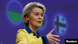 Predsjednica Evropske komisije Ursula von der Leyen govori tokom konferencije za novinare u Briselu, 17. juna 2022. (Foto: Reuters/Yves Herman)