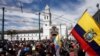 Los manifestantes marchan por la Plaza de Santo Domingo para exigir al presidente Guillermo Lasso que aborde los aumentos de precios del combustible, los alimentos y otros, lo que ha provocado 10 días de manifestaciones en todo el país, en Quito, Ecuador, el 22 de junio de 2022.