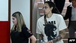 Les Etats-Unis et la Russie ont procédé jeudi à un échange de prisonniers comprenant la star américaine du basket Brittney Griner (à dr.) et un marchand d'armes russe. 