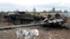 Një tank i shkatërruar rus në fshatin Dmytrivka, pranë Kievit (2 prill 2022)