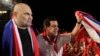 ARCHIVO - El exfutbolista y ahora candidato a la presidencia de Paraguay, José Luis Chilavert, en primer plano, participa en un acto de campaña del Partido Colorado, con el entonces candidato, Horacio Cartes, en abril de 2013.