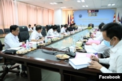 រូប​ឯកសារ៖ លោក ប្រាជ្ញ ចន្ទ ​ប្រធាន​គណៈកម្មាធិការ​ជាតិ​រៀបចំ​ការ​បោះឆ្នោត (កណ្តាល) ដឹកនាំ​កិច្ច​ប្រជុំ​មួយ​របស់គ.ជ.ប ​នៅ​ទីស្តីការ​គ.ជ.បក្នុង​រាជធានី​ភ្នំពេញ​ កាល​ពី​ថ្ងៃ​ទី៩ ខែ​មិថុនា ឆ្នាំ​២០២២។ (ហ្វេសប៊ុក/គណៈកម្មាធិការ​ជាតិ​រៀបចំ​ការ​បោះឆ្នោត)
