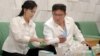 朝鲜官媒发布的朝鲜领导人金正恩夫妇在查看自己捐献的药品。（2022年6月16日）