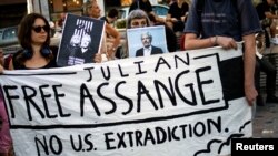 Para pendukung pendiri WikiLeaks Julian Assange melakukan aksi unjuk rasa menentang ekstradisinya dari Inggris ke AS (foto: ilustrasi). 