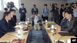 Kim Kiwoong (kiri), pemimpin delegasi tingkat pekerja Korea Selatan dan Park Chol Su (kanan) pejabat setingkat utusan Korea Utara menghadiri rapat terkait upaya pengoperasian kembali kawasan Kaesong (Foto: dok).